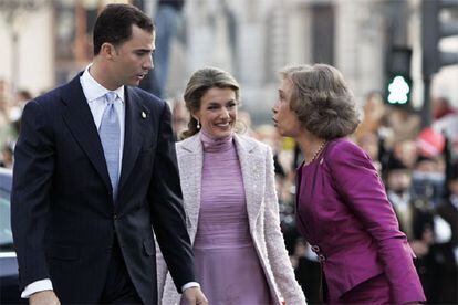 Crown Prince Felipe, Princess Letizia and Queen Sofía chatting at a public event in Oviedo.