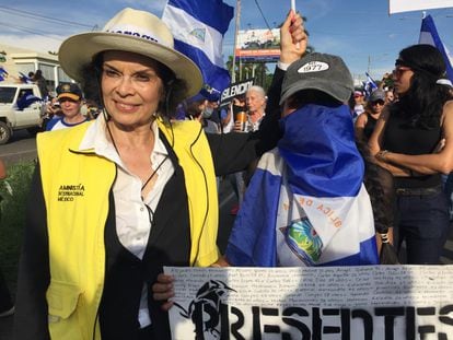 Bianca Jagger participates in a demonstration wearing an Amnesty International Mexico vest.