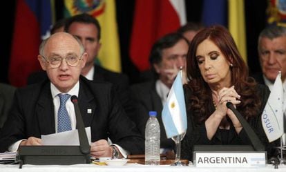 Cristina Fernández de Kirchner and her foreign minister, Héctor Timerman, attend a Mercosur summit in Mendoza in 2012.