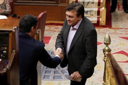 The sole lawmaker for Teruel Existe, Tomás Guitarte, shakes hands with Prime Minister Pedro Sánchez. Guitarte, who had pledged to vote for Sánchez on Tuesday, reported tremendous social media pressure ahead of the vote by detractors of a PSOE administration, in a bid to get him to switch allegiances.