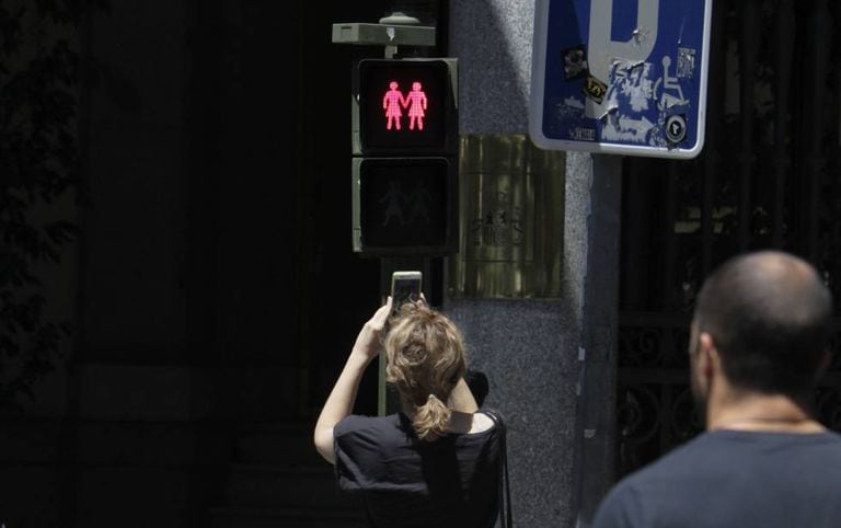 Passersby taking pictures of the new traffic lights in Madrid.
