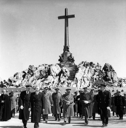 The opening of the Valley of the Fallen, where Francoist and Republican soldiers and civilians were buried, was used by the regime to improve the image of the dictatorship. In this image, Franco is pictured in the center between the authorities at the inauguration ceremony on April 1, 1959.