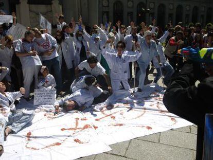 A protest near the Prado Museum last week showing the &quot;execution&quot; of Madrid&#039;s public healthcare system. 