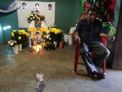 Ezequiel Mora, father of a trainee teacher whose remains have been identified, at his son's wake in Tecuanapa (Guerrero).