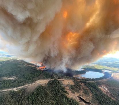 Una columna de humo de un incendio forestal en Lodgepole, Alberta (Canadá) el 4 de mayo 2023.
