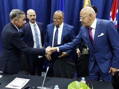 Gerardo Blyde, leader of the opposition delegation, and Jorge Rodríguez shake hands after signing the Barbados agreement on October 17.