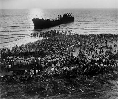 June 1948. Crowds gather on the beach in Tel Aviv to view the wreckage of Altena, a ship loaded with Jewish fighters and weapons that was attacked by the newly created Israel Defense Forces.