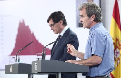 Health Minister Salvador Illa (l) and the director of the Coordination Centre for Health Alerts and Emergencies, Fernando Simón, explain Spain’s epidemiological data on June 19, 2020.