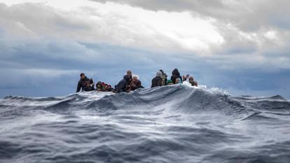 Migrantes de Marruecos y Bangladés aguardan el rescate de su embarcación en la costa de Libia, este pasado 10 de enero.