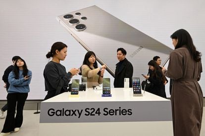 Presentation of the Samsung Galaxy S24 smartphones in a store in Seoul on January 15.