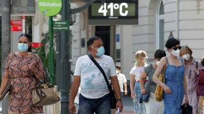 A street thermometer records the temperature in Bilbao during a heatwave in July 2020.