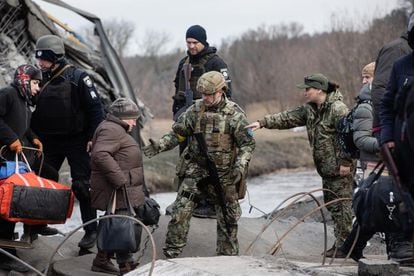 Olha Bashey (on the right), assisting civilians who fled the Russian siege of Irpin, in March 2022.