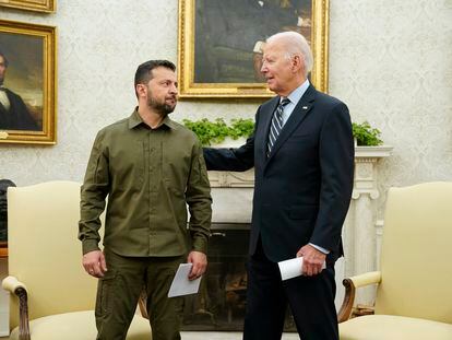 U.S. President Joe Biden (r) receives the president of Ukraine, Volodymyr Zelenskiy, in the Oval Office of the White House on September 21.