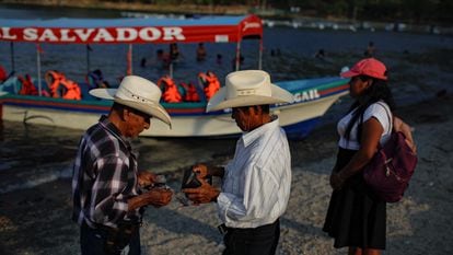 Tourists pay for a boat trip on Lake Ilopango, in Santiago Texacuangos (El Salvador) on March 17.