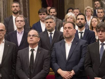 Carles Puigdemont (r) and Oriol Junqueras (standing next to him).