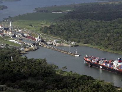Floodgate in the Panama Canal near Col&oacute;n