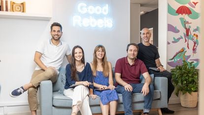 From left to right, Juanmi Díez, Inés Aguilar, Sara Cabrerizo, Joel Calafell and Kike Valdenebro, employees of Good Rebels who work four days a week.