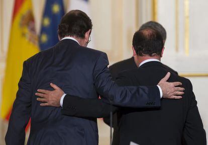 Spanish Prime Minister Mariano Rajoy (left) in Paris with French President Fran&ccedil;ois Hollande.