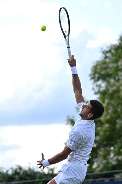 Novak Djokovic returns to US player Frances Tiafoe