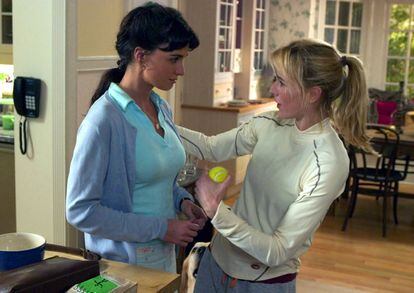 Paz Vega and Tea Leoni try to have a conversation without understanding anything the other says in ‘Spanglish.’ 