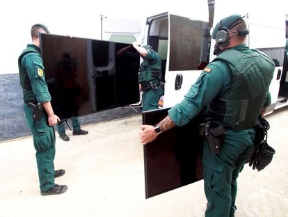 Civil Guard officers take part in the latest operation against hashish drug gangs in La Línea de la Concepción on September 19.