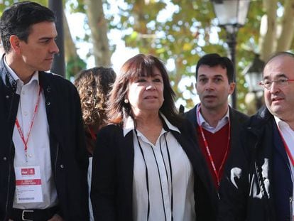 PSOE chief Pedro Sánchez (l) and Miquel Iceta (second from right).