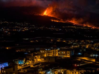 The volcanic eruption of Cumbre Vieja, in La Palma, seen from Los Llanos on Tuesday.