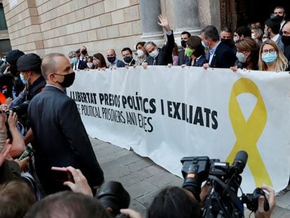 Catalan premier Quim Torra (c) outside the regional parliament with a banner in support of jailed separatist leaders on Monday.