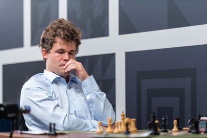 Magnus Carlsen considers his next move against Niemann during the disputed game. 