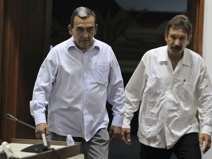 FARC commander Mauricio Jaramillo (left) arrives at a news conference in Havana.
