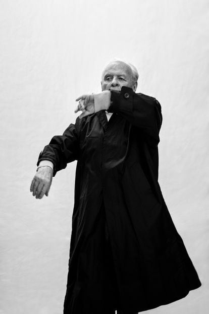 Anthony Hopkins pose
