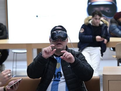 A man tries the Apple Vision Pro headset in New York; February 3, 2024.