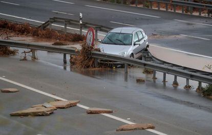 A vehicle trapped on the hard shoulder of the AP-7 freeway near the village of of San Pedro de Pinatar (Murcia).