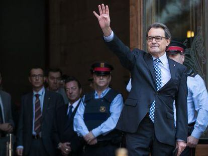 Artur Mas greets the crowd of supporters outside the courthouse in Barcelona.