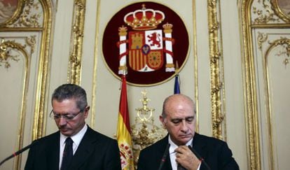 Spain&#039;s Justice Minister Alberto Ruiz-Gallard&oacute;n (l) and Interior Minister Jorge Fern&aacute;ndez-D&iacute;az hold a joint news conference to discuss the ECHR ruling.