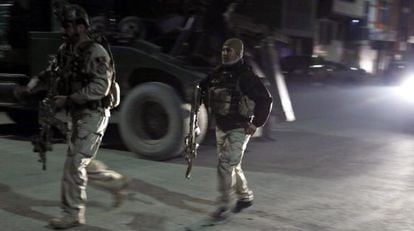 Two Afghan soldiers arrive at the scene of the attack in Kabul.