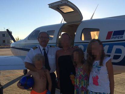 Spanish pilot Hernández and his family next to the plane that crashed with Sala on board.