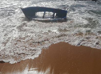 The wooden boat that ran aground in Barbate.