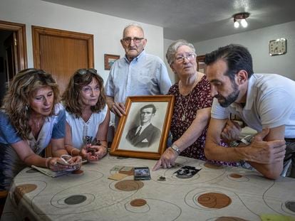 Left to right: Jacqueline and Cristina Fortea, José and Consuelo Morell, and David Coronado with photographs of executed relatives in Paterna (Valencia).

.