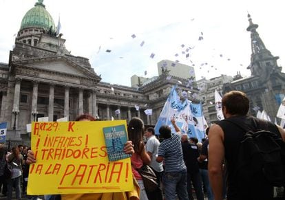 A protest outside Argentina&#039;s Congress earlier this year against President Fern&aacute;ndez&#039;s proposed judicial reforms.