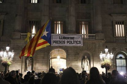 A banner calling for freedom for “political prisoners” hanging on Barcelona City Hall.