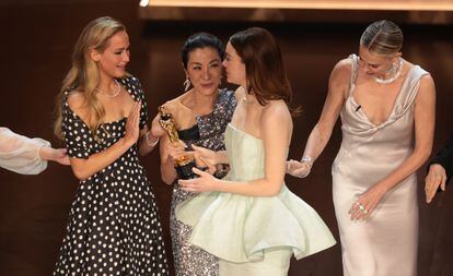 Emma Stone receives the Oscar from five other Oscar-winning actresses.