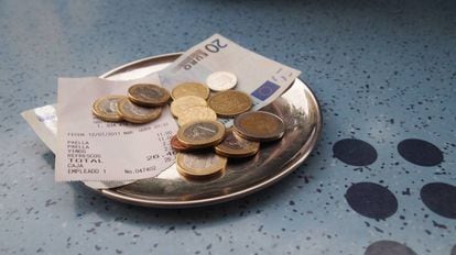 A recent study analyzed tipping habits in Spain.