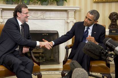 Spanish Prime Minister Mariano Rajoy (l) shakes hands with President Barack Obama during their meeting in the Oval Office of the White House in Washington, Monday.