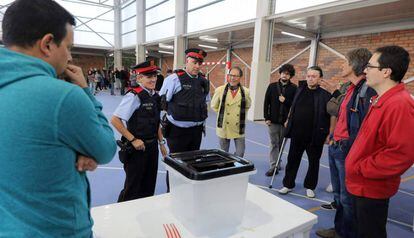Two members of the Catalan regional police force at a polling station last Sunday.