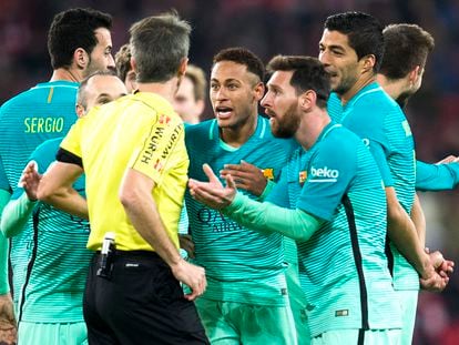 Barcelona players, among them Iniesta, Neymar, Messi and Suárez, argue with a referee in a Copa del Rey match in 2017.