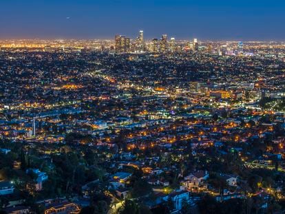 Nighttime lighting has been associated with higher levels of development and safety. However, its harmful impact on human health is increasingly evident. In the image, a panoramic view of Los Angeles, California.