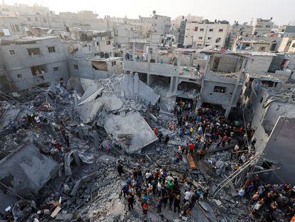 Palestinians search for casualties, at the site of Israeli strikes on houses, amid the ongoing conflict between Israel and Palestinian Islamist group Hamas, at the Magazi Refugee Camp, in central Gaza Strip, November 5, 2023.