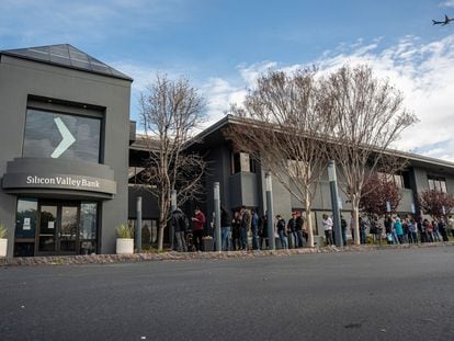 Customers in line outside Silicon Valley Bank headquarters in Santa Clara, California, US, on Monday, March 13, 2023.