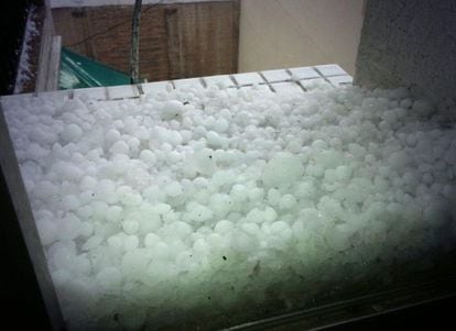 A photo of the hailstones posted on Twitter by @Irealeal.